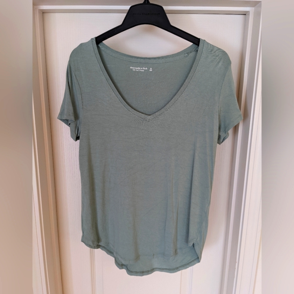 Abercrombie & Fitch AF Drapey T- light green sage v-neck Medium M